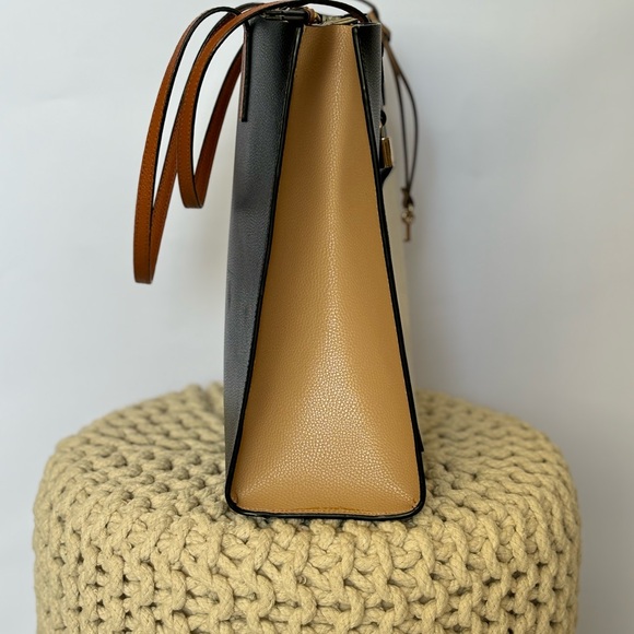 Marc Jacobs medium leather tote. Dimensions 12”5 tall by 13”5 width. - Picture 3 of 6